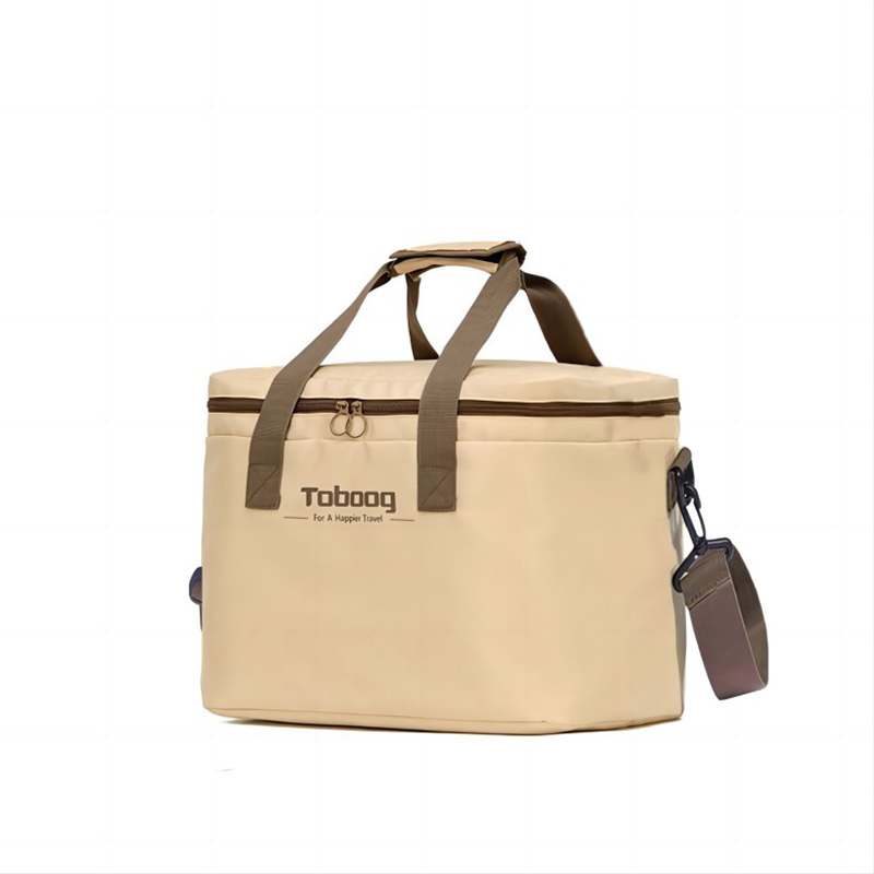 途帮 外层材质：涤纶(聚酯纤维) 内层材质：PE  尺寸：38*24*29cm 容量：20L TOBOOG途帮   大容量保温包TBW216 暖沙色  （单位：件） TOBOOG途帮   大容量保温包TBW216 暖沙色